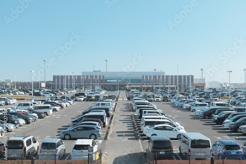 快晴の茨城空港 ターミナルビルと駐車場