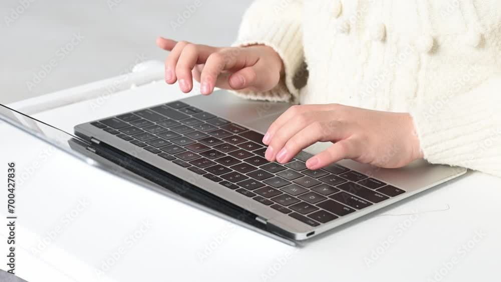 パソコンのキーボードでタイピングする小学生の女の子の手元の動画 顔なし パソコンのキーボードでタイピングする小学生の女の子の手元の動画 顔なし