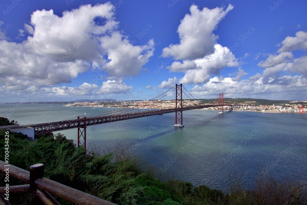 Fototapeta premium Blick auf die Brücke Ponte 25 de Abril