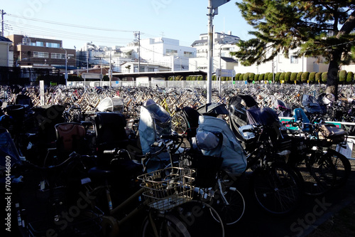 駅前に整備、設置された公共有料自転車置き場の混雑状況模様