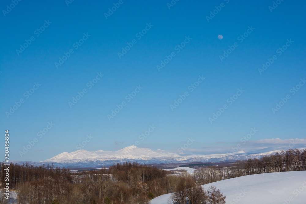 冬の晴れた日の雪山と月 大雪山
冬の晴れた日の雪山と月 大雪山