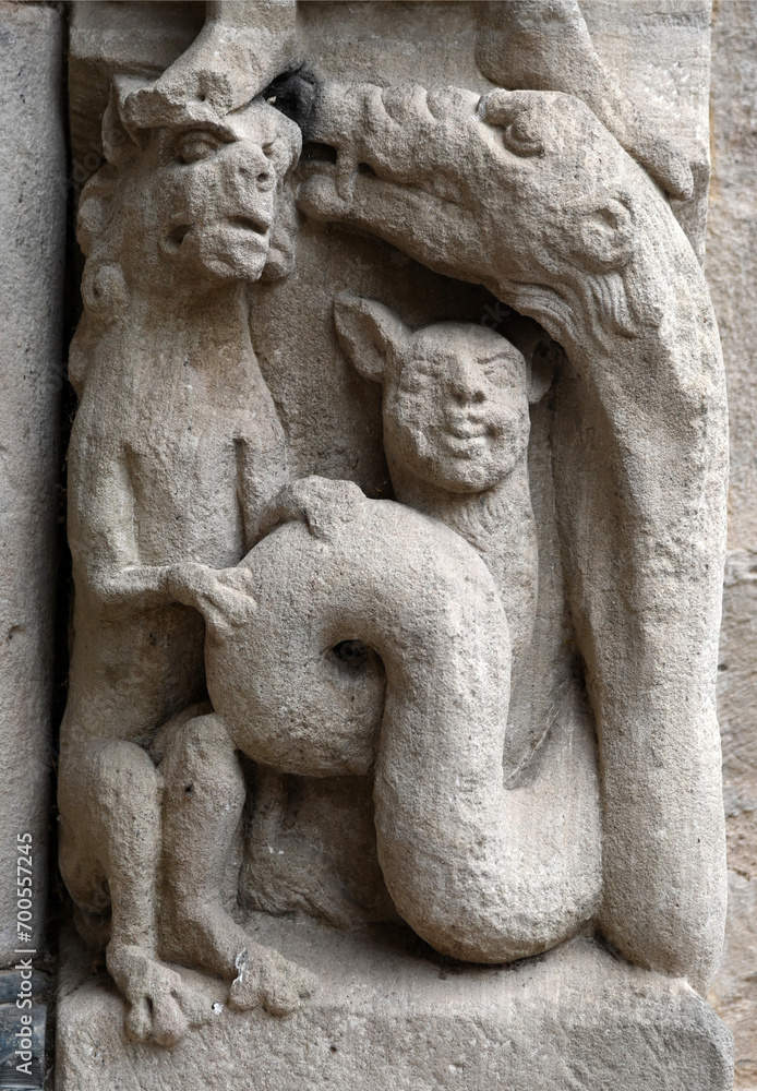 Sculpture romane sur la porte de l'abbaye Saint-Pierre de Beaulieu-sur-Dordogne, Corrèze, France