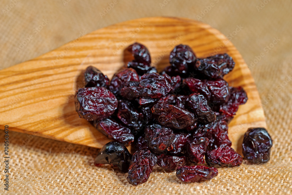 Getrocknete Moosbeeren auf einem Holzlöffel Getrocknete Moosbeeren auf einem Holzlöffel