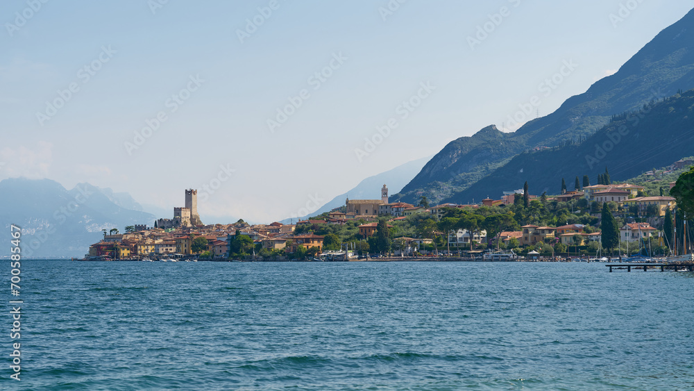 Panoramabild der mittelalterlichen Stadt Malcesine am Gardasee in Italien vom Wasser aus gesehen