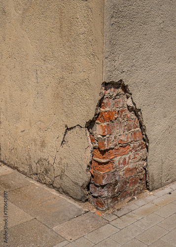 Foto Cracking Building Brick Texture Under Cement on Corner of European City