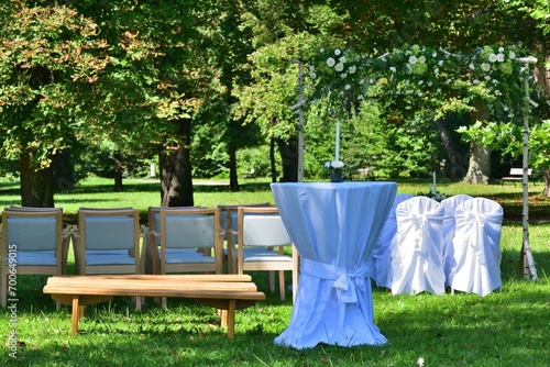 Obraz na płótnie Decorated wedding altar at an outdoor wedding in a garden park with white chairs w salonie