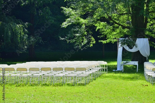 Obraz na płótnie White wedding decoration in the forest park before the wedding w salonie