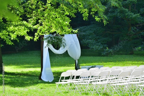 Obraz na płótnie Decorated wedding altar at an outdoor wedding in a garden park with white chairs w salonie