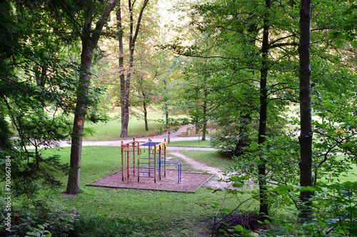 Obraz na płótnie Children's climbing frames in the forest park for children to play w salonie