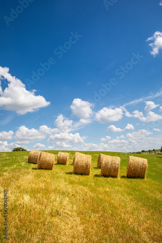 Meules de paille ou de foin dans un paysage de campagne en France.