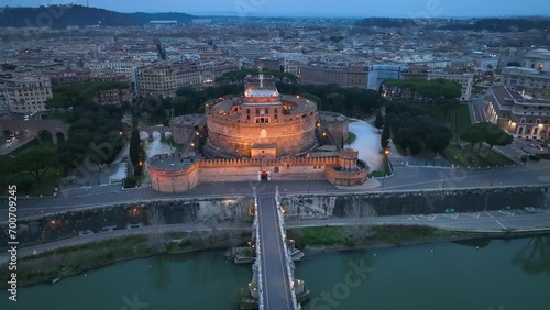 Panorama su Castel Sant'angelo e sul fiume tevere a Roma.
Vista aerea al crepuscolo con le luci dei lampioni che illuminano le strade.
 photo