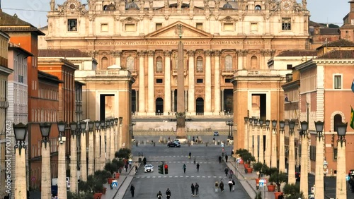 Primopiano della Basilica di San Pietro e via della Conciliazione.
Vista aerea ravvicinata di piazza San Pietro e della cupola.
 photo
