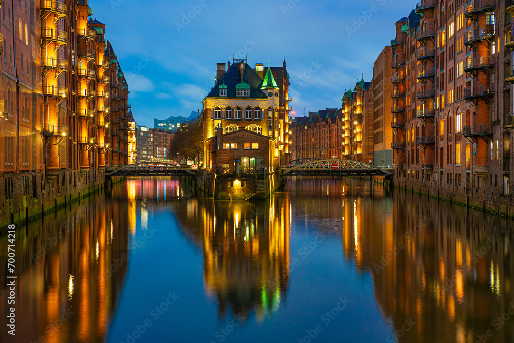 Fototapeta premium Blaue Stunde am Wasserschloss in der Speicherstadt in Hamburg