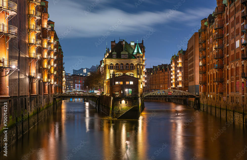 Blaue Stunde am Wasserschloss in der Speicherstadt in Hamburg