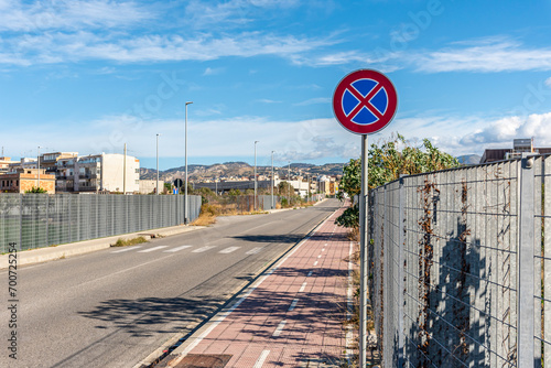 Strada isolata con cartello di divieto di sosta e fermata photo