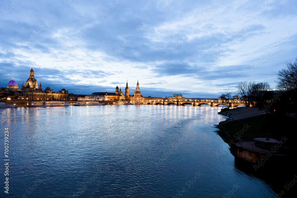 Dresden_Blick über die Elbe zum Altstädter Ufer_abends