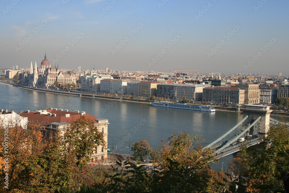 Fototapeta premium Le Széchenyi lánchíd ou Lánchíd ou Chain bridge est un pont suspendu qui enjambe le Danube à Budapest
