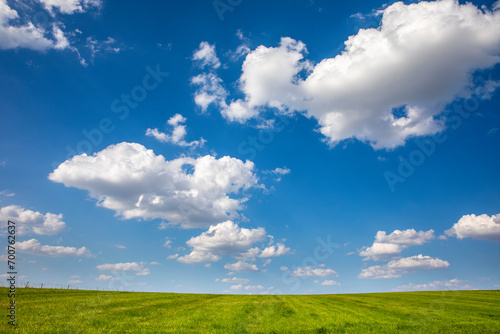 Ciel bleu et nuages blanc au dessus des champs et le la campagne verte au printemps.