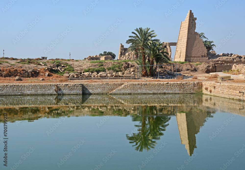 Fototapeta premium Heiliger See im Karnak-Tempel, Luxor, Ägypten