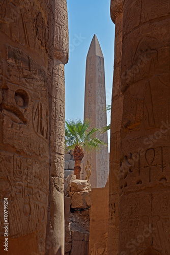 Säulen und Obelisk im Karnak-Tempel, Luxor, Ägypten photo