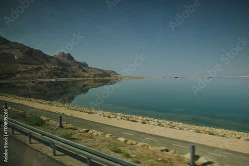 Widok na Morze Martwe w Izraelu podczas jazdy autokarem przez okno w czasie pielgrzymki. © Paweł