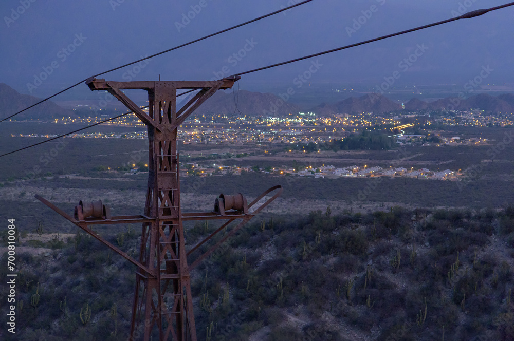 Vista panorámica de ciudad con cablecarril en primer plano - Chilecito - La RIoja