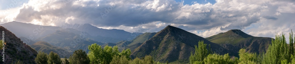 Panorámica de paisaje montañoso con luz lateral - Mendoza - Argentina Panorámica de paisaje montañoso con luz lateral - Mendoza - Argentina