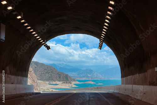 Túnel de carretera en paisaje montañoso con embalse - Potrerillos - Mendoza - Argentina