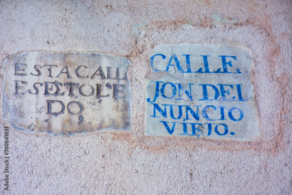Fototapeta premium Calles de la ciudad patrimonio de la humanidad de Toledo, España