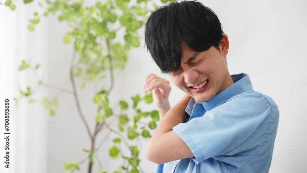 私服姿の若い男性　ライフスタイルイメージ	
