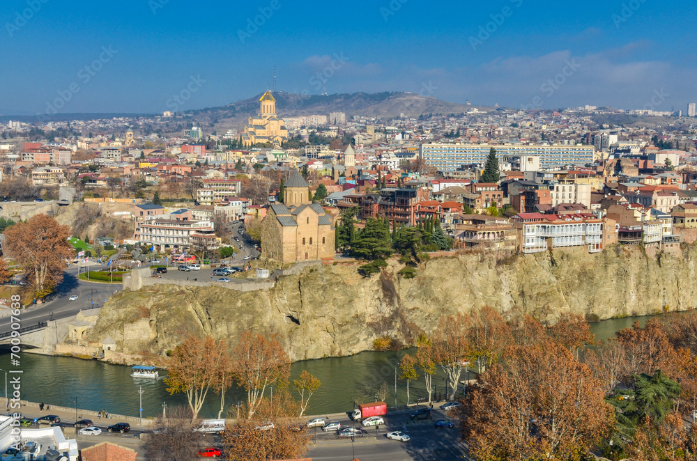 Obraz premium Metekhi Virgin Mary Assumption Church and Kura river scenic view from Narikala fortress walk