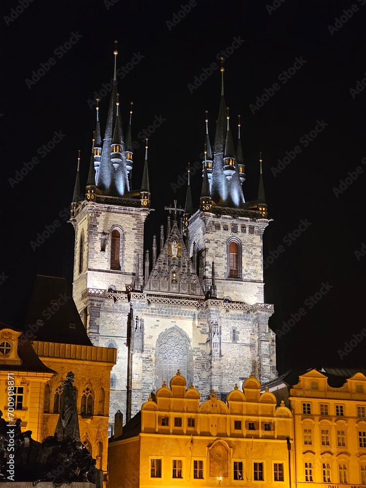 チェコ　プラハ　夜のティーン教会