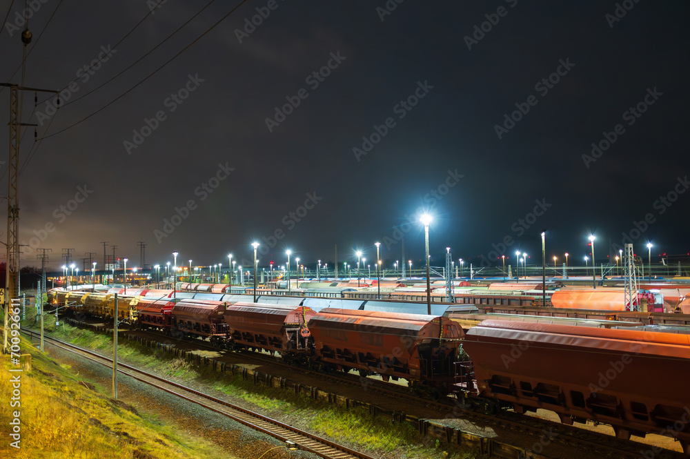 Güterzugwagen bei Nacht auf einem Bahnhof