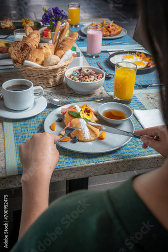 Fotografías de desayunos en un hotel de lujo, donde se puede observar, ensalada de fruta, huevos revueltos, panqueques, tortillas, jugo de naranja y yogurt de frutas, by Yuri Ugarte Céspedes. photo