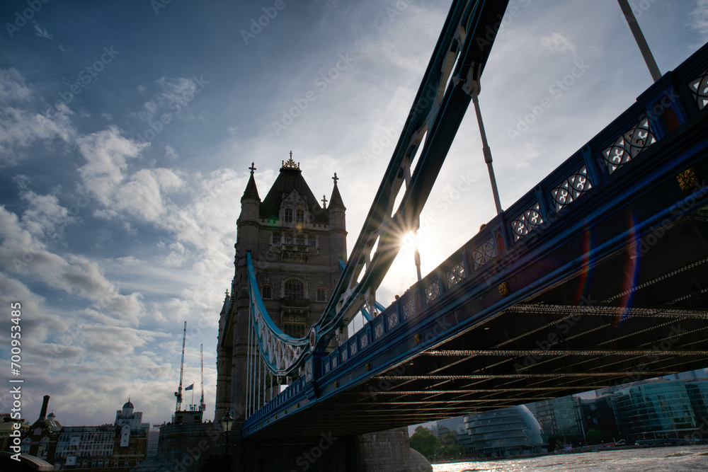 Fototapeta premium Die Sonnen scheint durch die Tower Bridge in London