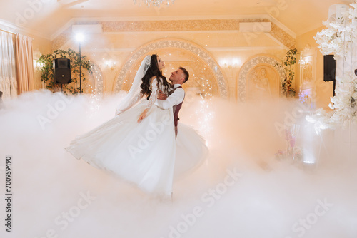 the wedding of the bride and groom in an elegant restaurant with great light and atmosphere. The first dance of the bride and groom.