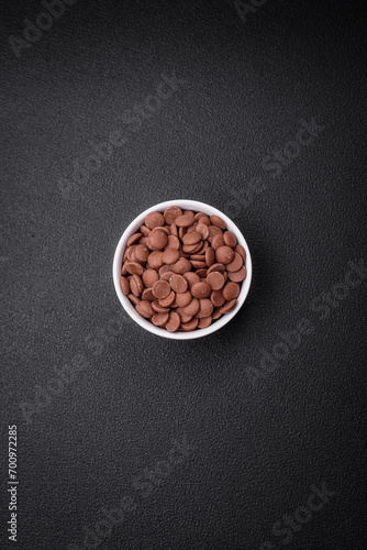 Round granules of sweet confectionery chocolate as an ingredient for preparing desserts