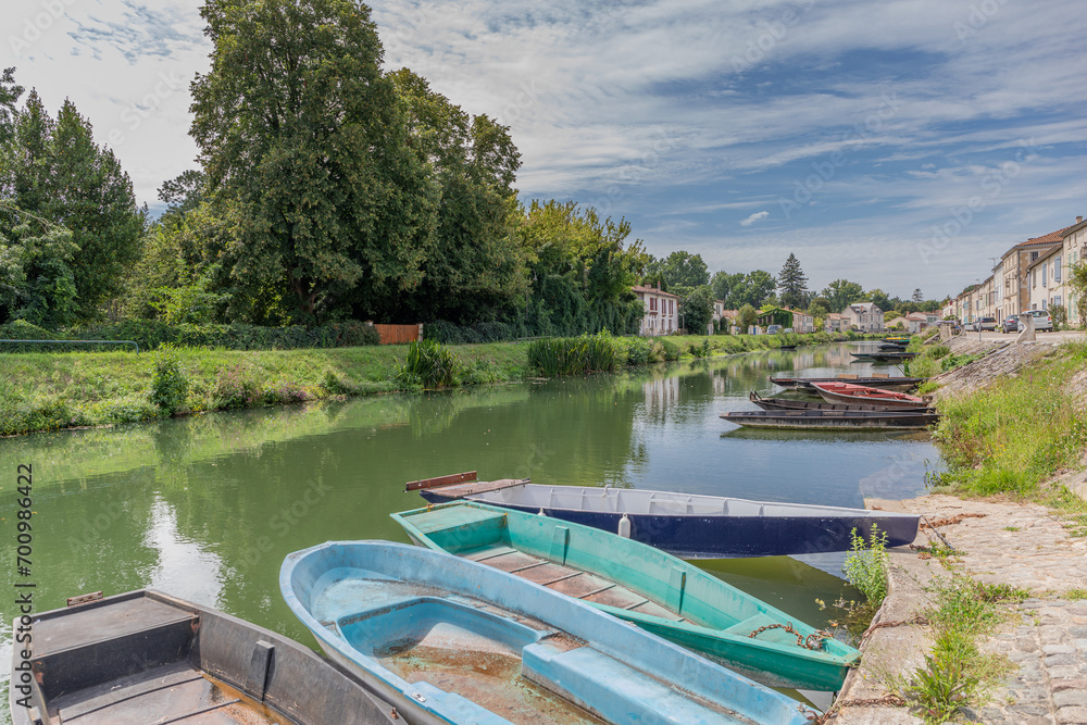 Fototapeta premium Embarcadère des promenades en barque dans le Marais poitevin, à Coulon