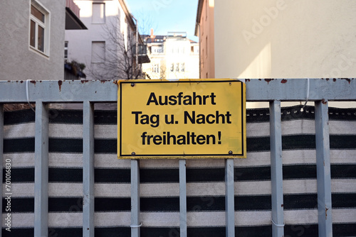 Ausfahrt frei halten Schild