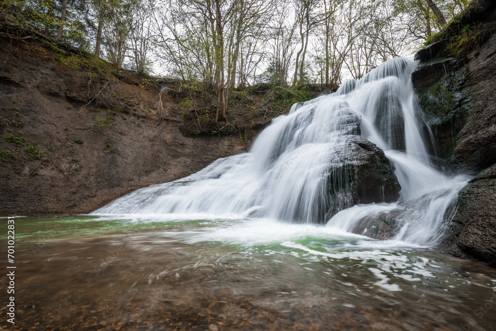 Obraz premium Starzel Wasserfall in Jungingen und Schlatt am Rundwanderweg Kirchenköpfle Tour, Baden-Württemberg Deutschland