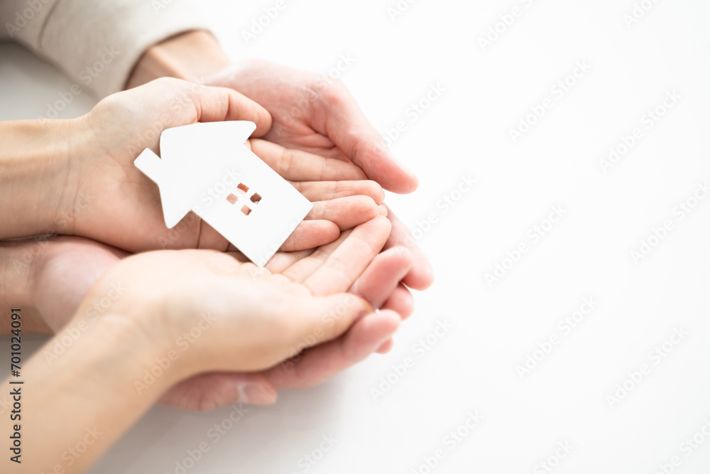 手に収まる家の形をしたペーパークラフト、夫婦の未来設計 手に収まる家の形をしたペーパークラフト、夫婦の未来設計