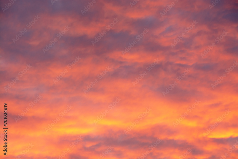 ciel orange dramatique avec nuages
