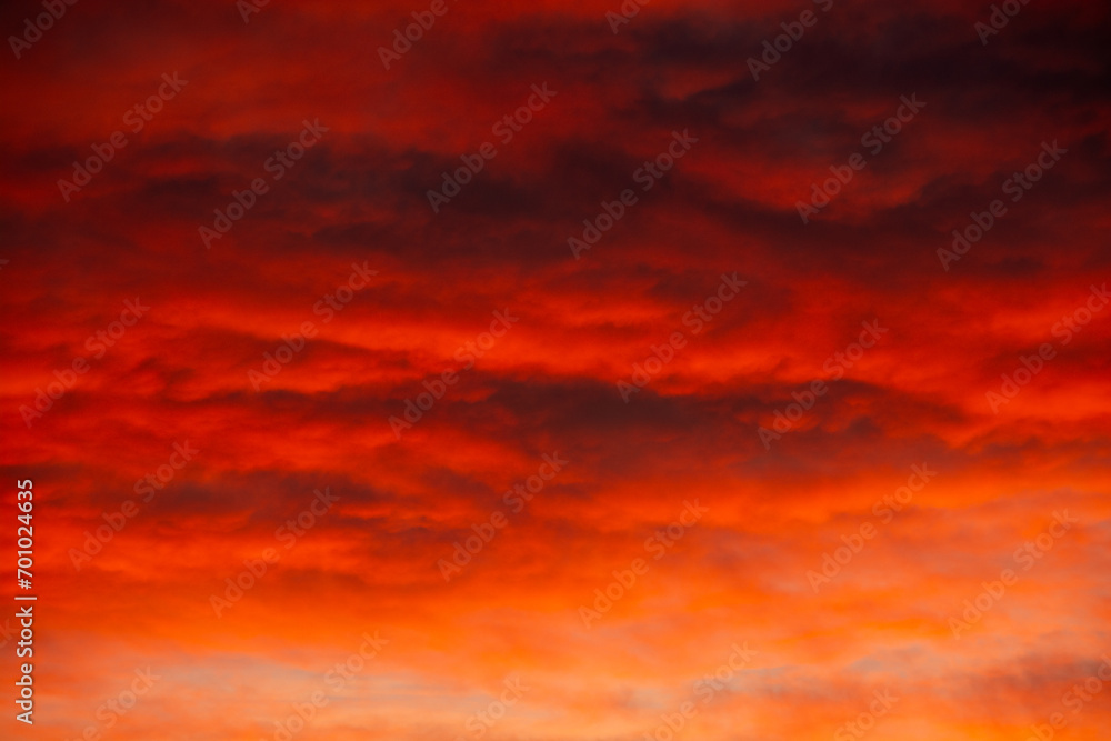 ciel rouge dramatique avec nuages