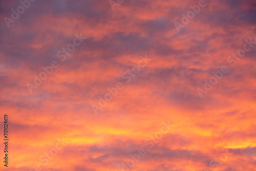 ciel orange dramatique avec nuages