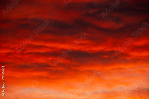ciel rouge dramatique avec nuages photo