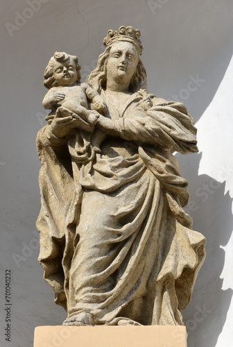 Madonna mit Jesuskind, barocke Sandsteinfigur, Wien photo
