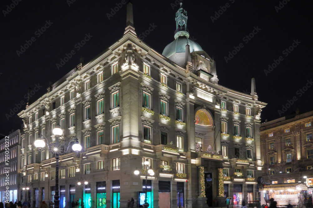 Naklejka premium edificio storico di notte con luci nel centro città di milano in iitalia in europa, historical building by night with lights in the center city of milan city of milan in italy in europe