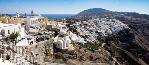 Ein Panorama mit Stadtansicht von Fira, der Hauptstadt von Santorin in Griechenland.