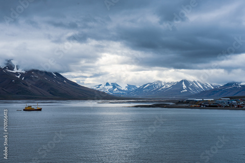 Trip in die Arktis nach Longyearbyen - Spitzbergen. Schneebedeckte Berge säumen die Küste.