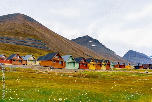 Sommer in Longyearbyen - Svalbard. Bunte Häuser in karger Landschaft.  photo